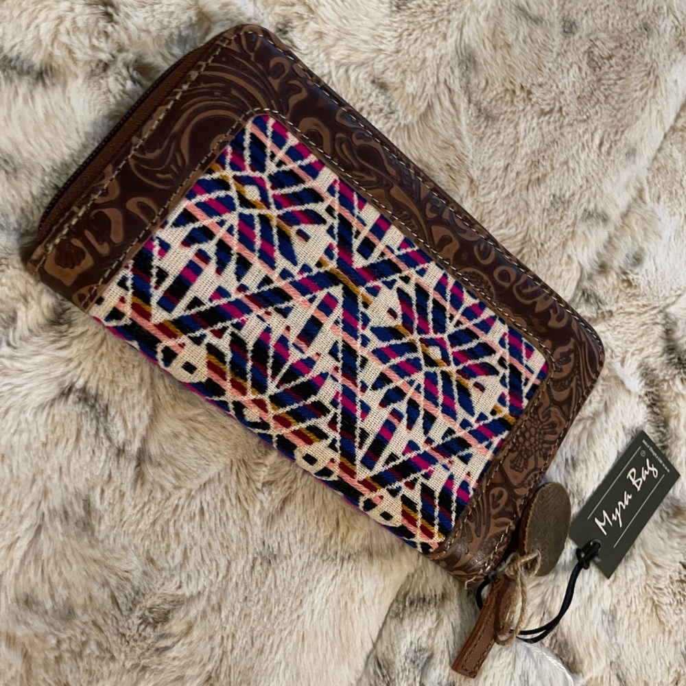 NWT Myra Vibrate Color Zip Wallet